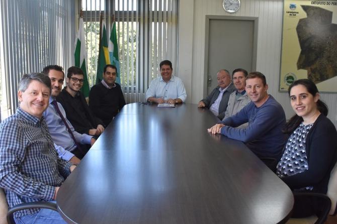 Em reunião com vereadores, prefeito sanciona lei 045/17